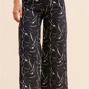Black and White Patterned Women's Cropped Pants